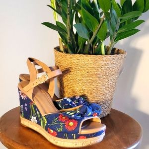 Clarks artisan platform floral heels sandals womens size 7 us like new